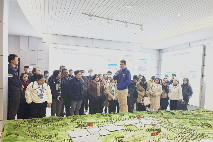 参观科普展厅2_副本.jpg